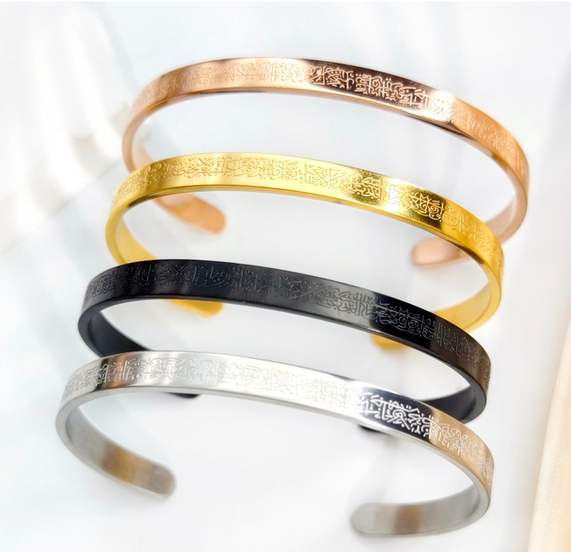 Brazalete Rígido Ayatul Kursi en Acero Inoxidable – Pulsera Unisex con Caligrafía Árabe